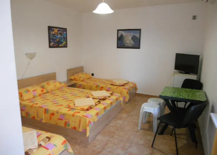 ахтопол-стаи под наем Къща за гости 3*